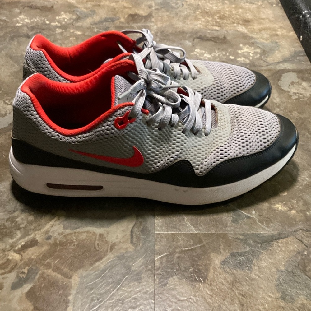 Men’s Nike air max 1 golf shoes. Gently worn. These look new.